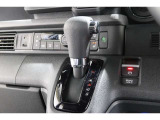 インパネシフトだから視線の移動も少なく足元もスッキリ♪運転席もゆったりしているのでゆとりを持ってドライブできますね!