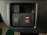 目的地に到着後、シフトをパーキングに入れると自動で駐車ブレーキのかけ忘れも防げます。出発時に指1本で解除していただけれる操作もカンタンですよ。