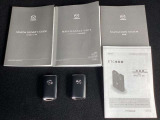 キーを携帯していればドアノブに触れるだけでドアの開錠・施錠が可能です。しかもキーを差し込むことなくエンジンの始動・停止も可能です。取扱説明書・メンテナンスノートが揃ってありますので安心です。
