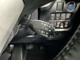 クルーズコントロール機能が付いています。 速度を設定するとアクセルを踏まなくても一定の速度で走ることができます。  高速道路ではとても便利な装置なんです。