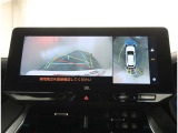 【パノラマモニター】に搭載した4つのカメラにより、車を真上から見ているような映像を表示。運転席から確認しにくい車両周囲の状況を把握できます。