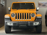 Jeep伝統の丸目のヘッドライトにセブンスロットグリル!一目でJeepだとわかります。