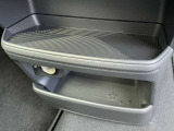 運転席前の小物入れは、色々使えて便利です。