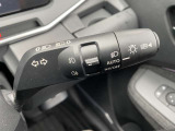 【オートライト】周囲の明るさに応じ自動でライトが点灯・消灯。思いやりライト機能で、トンネルや夕暮れ時の走行、雨の中の走行等、ドライバーが忘れそうなタイミングをサポート。ハイビームアシスト機能付きです。