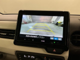 リバースギアに入れるだけで後方の表示へ切り替わります。夜間や雨の日の駐車も楽になりますよ。