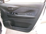 運転席ドア内張。