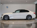 【拘りのFR】BMWが多く採用するFR車。ダイレクトでスポーティな加速感・シャープなハンドリングを実現。縦置きエンジンレイアウトにより、フラットで上質な乗り味です。