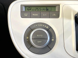 【オートエアコン】一度お好みの温度に設定すれば、車内の温度を検知し風量や温度を自動で調整。暑い&hellip;寒い&hellip;と何度もスイッチ操作をする必要はありません。快適な車内空間には必須の機能ですね♪