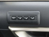 運転席は三人分のシートポジションを記憶します。