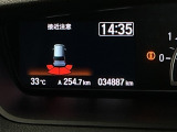 パーキングセンサーシステムは走行中に障害物が迫ると音と表示でお知らせ、低速走行時時の安心感を高めます