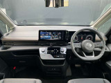 セレナの運転席は、良好な視界と操作性を提供。運転支援システムの情報が一目でわかるディスプレイと、直感的な操作が可能なステアリングスイッチで、安全快適なドライブをサポートします。