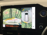 【パノラミックビューモニター】専用のカメラにより、上から見下ろしたような視点で360度クルマの周囲を確認することができます☆死角部分も確認しやすく、狭い場所での切り返しや駐車もスムーズに行えます。