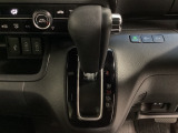 CVT車のセレクトレバーです。低速から高速まで、変速ショックのないスムーズな走りを実現するとともに、エンジン効率のよい領域を維持することで燃費にも貢献します。