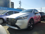 精悍な表情のMAZDA2のフロントマスク。夜間も遠くまで明るく照射するLEDヘッドライトを装備し、視界の確保はもちろん省電力性にも優れています。スタイリッシュなデザインと安心の走りを届けます。
