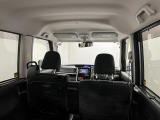 車内は明るくて見通しが良く、初めての方でも運転しやすい印象です。天井が高く圧迫感がないので、お子さまとのお出かけも快適に過ごせます。