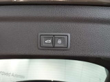 両手がふさがるほどの荷物があるとき、とても便利なオートマチックテールゲートが装備されております。