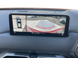 狭い場所での駐車やすれ違いなどでより的確な運転操作に役立つ360&deg;ビューモニターが装備されています。