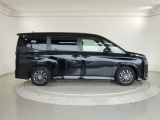 両側パワースライドドア付きだから、狭い駐車スペースなどでの 乗り降りラクラク!小さなお子さまのいるご家庭には嬉しい装備。