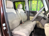 運転席まわりには十分なスペースがあり、大柄な方でもゆったり運転していただける環境です。
