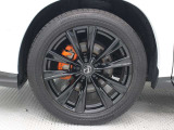 235/50R20ランフラットタイヤ&専用アルミホイールを装着しています。