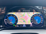 【Digital Cockpit Pro】基本の速度計とタコメーターの表示に加え、中央にドライビングデータやマップなどを少ない視線移動で視認できます.