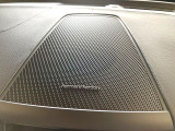 【harman kardon】ハーマンカードンのHi-Fiスペシャリストと共に、モデル別に開発・設計された専用チューニングが臨場感溢れる音響空間を実現しています。