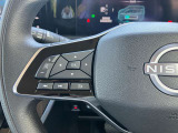 左側にオーデイオやナビのコントロールができるスイッチ、運転中は手を放さず手元で操作可能なんです!