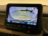 リバースギアに入れるだけで後方の表示へ切り替わります。夜間や雨の日の駐車も楽になりますよ。
