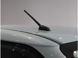 スッキリした大きさで車のデザインに自然に溶け込めるマイクロアンテナ。倒したり、取り外すこともできますよ。