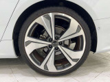 ご納車前には弊社グループの認証工場にて、専門スタッフによる100項目の点検・整備を実施いたしております。