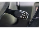 【クルーズコントロール】搭載です。オンにしておけば、高速道路などでアクセルを踏み続けなくてもセットした一定速度を維持してくれます。運転する方の負担を軽減し、疲労軽減に貢献してくれます。
