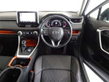 革巻きステアリングで快適な操作性の運転席です。