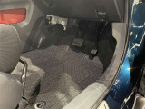 内装工程では、中古車を気持ちよくお乗りいただけるよう清掃しています。ニオイの元となるフロアカーペットまで洗浄・消臭済み?