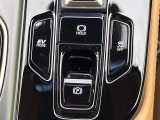 【電動パーキングブレーキ】パーキングブレーキは便利な電動式!ボタン一つで操作でき、アクセルを踏めば自動で解除されます♪レバーやペダルが無いので運転席廻りもすっきりしますね♪