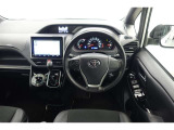スポーティームード溢れる運転席周りですね。 クイックなドライビングに対応できるよな運転席回りになっています。 ドライブがますます楽しくなりますね!