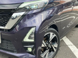 【LEDヘッドライト】悪天候や夜間走行時も良好な視界を確保し安心して運転できる高輝度LEDヘッドライトを装備!点灯速度が早く、消費電力も抑えられています。