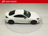 メーカーオプションの赤色が目立つブレンボ製ディスクブレーキとザックス製アブソーバーを装着しています。そのため、スペアタイヤはありません。パンク修理キットになります。
