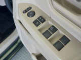 【電動格納ミラー】サイドミラーは電動格納式となっており、狭い駐車場でもキズがつくリスクを抑えられます。
