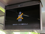 【13型有機ELフリップダウン】三列目からでも迫力のエンタメが観れる大画面フリップダウン。有機ELのモニターでは、一般的なフリップダウンよりも高コントラストでキレイな映像を楽しめます。