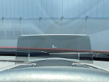 運転視界の遠方上方に虚像を投影することで前を見ながら情報の視認ができます。本当にドライバーが必要な情報を適切に伝え、楽しんで頂くことを考えた新世代装備です。※虚像は1.5m前方に浮かぶイメージです。