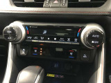 左右独立温度コントロールフルオートエアコンです。運転席、助手席それぞれで独立して温度設定ができます。冷え性の方が乗っても安心ですね♪