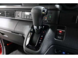 インパネシフトだから視線の移動も少なく足元もスッキリ♪運転席もゆったりしているのでゆとりを持ってドライブできますね!
