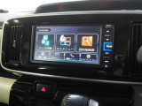 ダイハツ純正ナビが装備されています。後退時の安全確認に便利なパノラマモニター機能がついています。