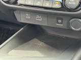 ワイヤレス充電が搭載されているのでお手持ちの携帯電話を置くだけで充電が可能です。