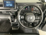 【ハンドル】運転にかかわる様々な操作を安全に行えるように視点移動が少なく操作性に配慮されたスイッチ類が凝縮されたコックピットです。