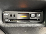【ETC】有料道路を利用する際に料金所で停止することなく通過できる、ETC車載器(ノンストップ自動料金収受システム機器)が装備されています。セットアップを行うことで利用可能になります。