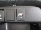 便利な充電用USBジャックも付いています。
