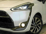 【LEDヘッドライト】悪天候や夜間走行時も良好な視界を確保し安心して運転できる高輝度LEDヘッドライトを装備!点灯速度が早く、消費電力も抑えられています。