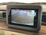 リバースギアに入れるだけで後方の表示へ切り替わります。夜間や雨の日の駐車も楽になりますよ。