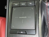 手元でナビゲーションなどの操作を可能にする「リモートタッチ」は、運転姿勢の変化を抑制し、スムーズな操作が可能です。